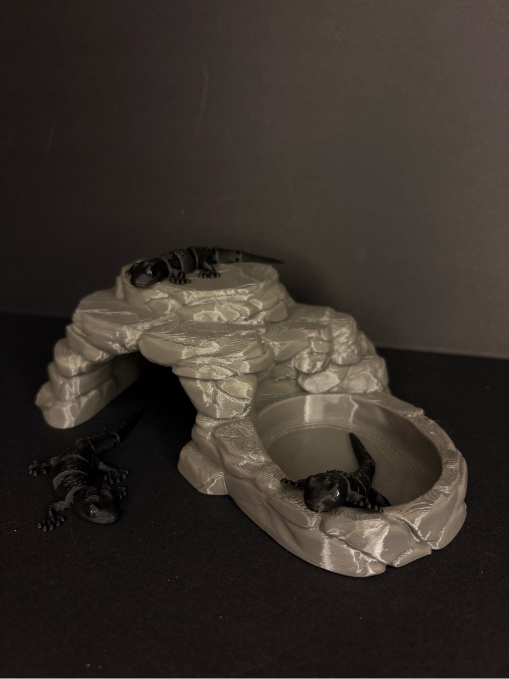 Play pretend pet salamanders with hut